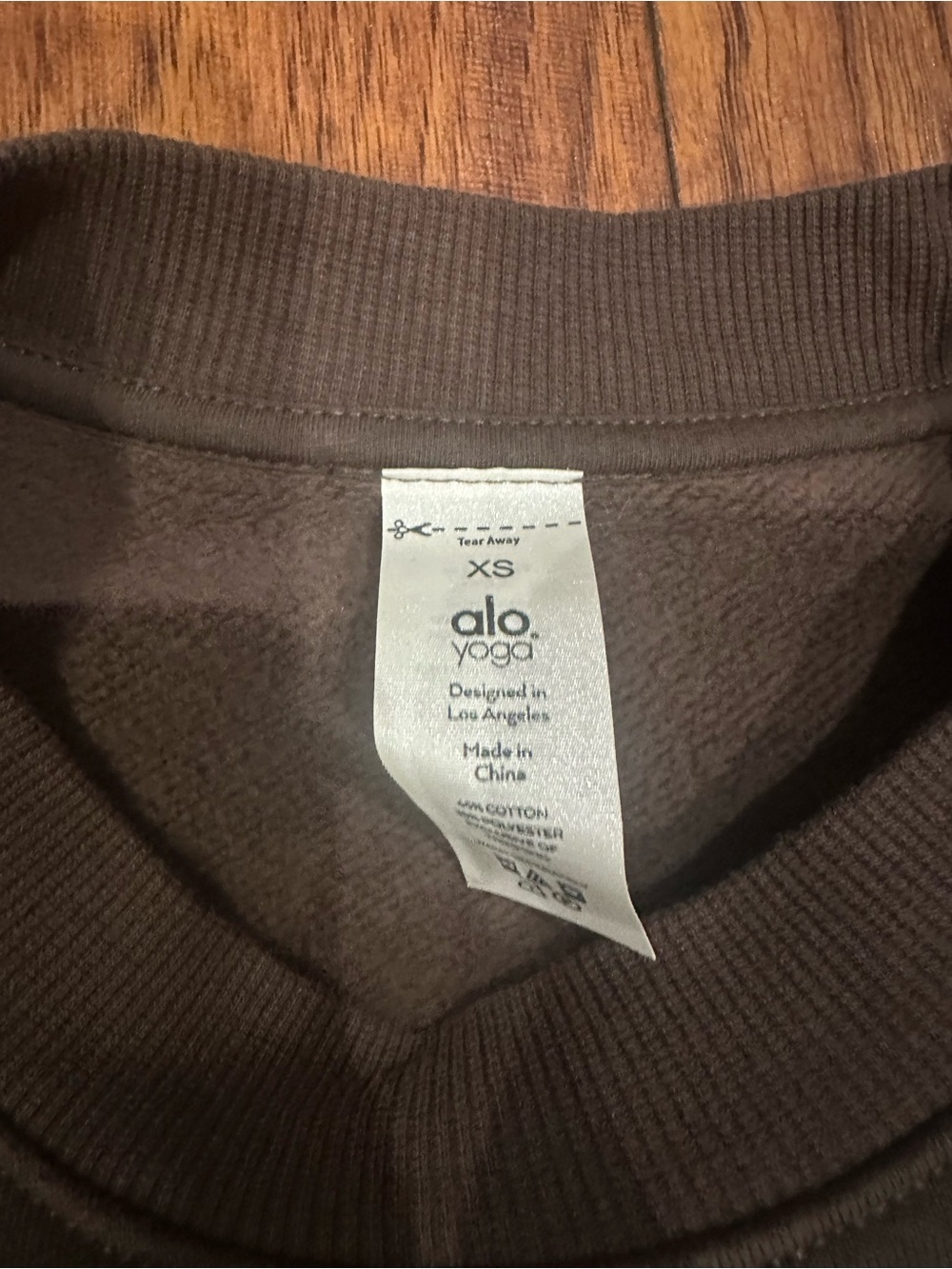 ALO Yoga Accolade women’s Crewneck Sweatshirt in Dark Brown with Logo - Picture 2 of 2